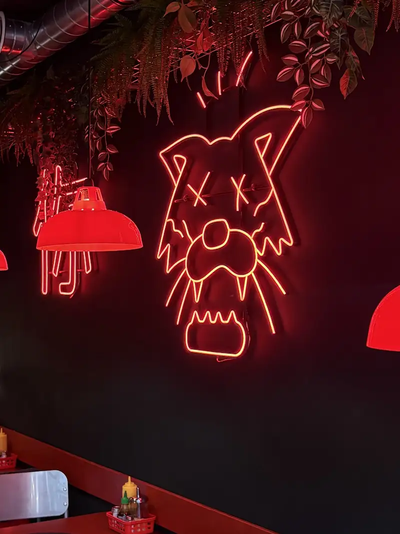 Neonowy tygrys nad salą