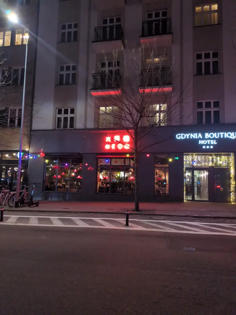 Szyld 大排檔 NEON od ulicy